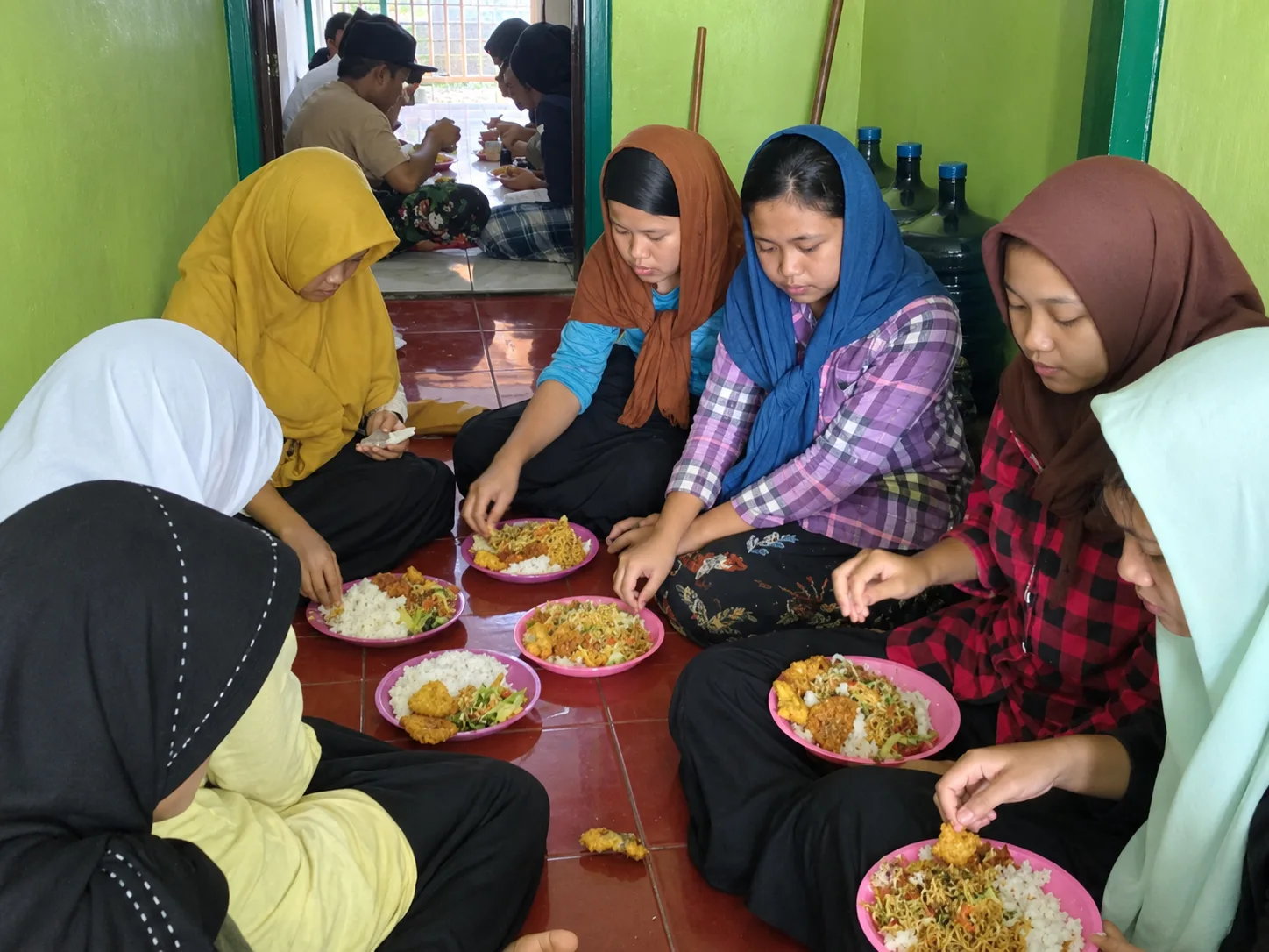 sedang makan